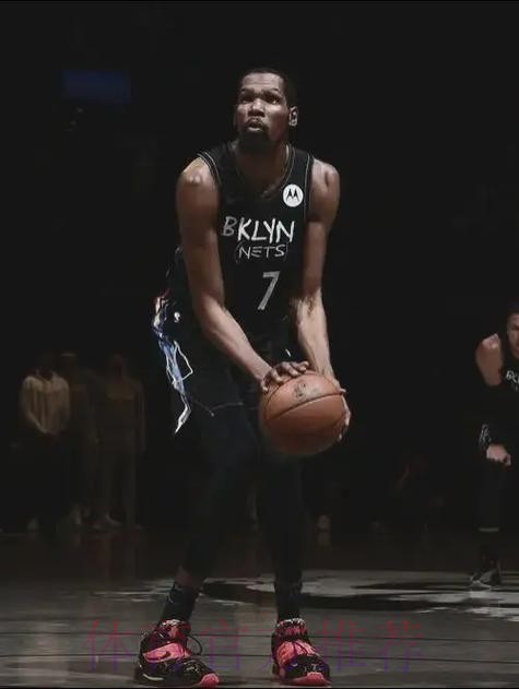 杜兰特强拔三分命中,目前7中4、三分3中2得到10分3板2助 杜兰特强拔三分命中,目前7中4、三分3中2得到10分3板2助